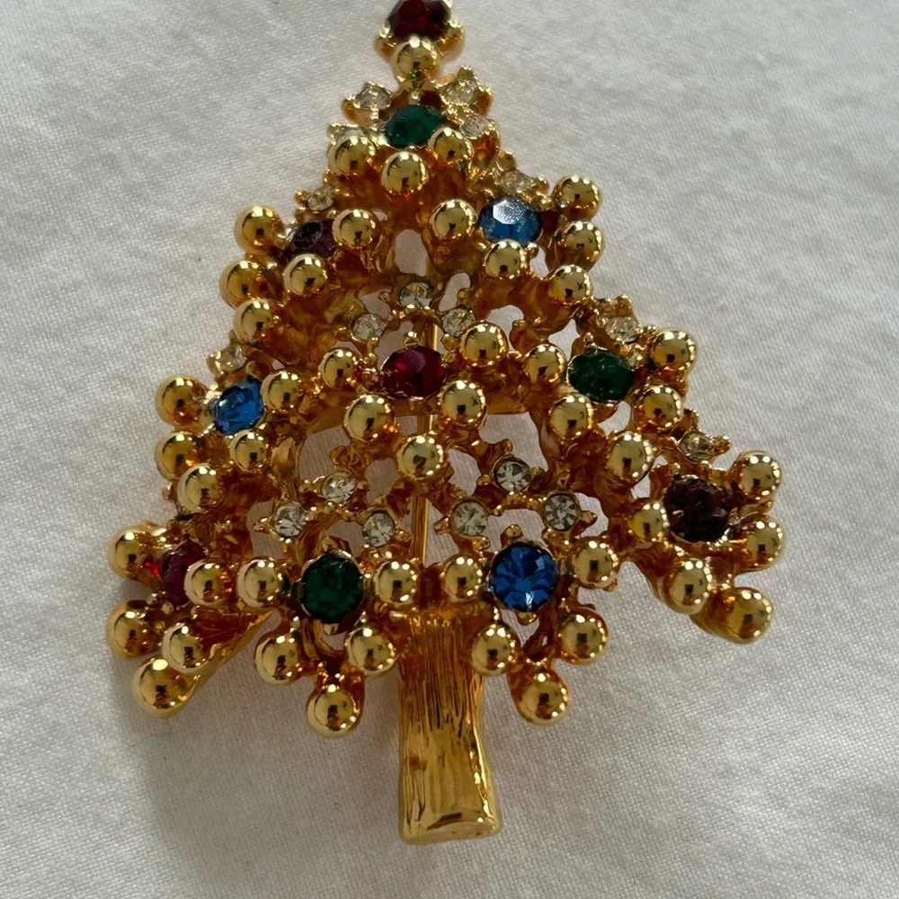 Elegant Gold Christmas Tree Brooch with‎ Multicolor Accents
